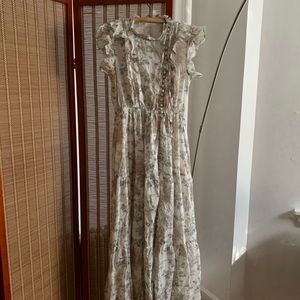 Beautiful Flowy Floral Print Doen Maxi Dress!